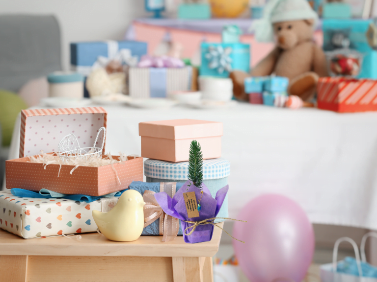 Hastanede dağıtmak için bebek hediyeleri